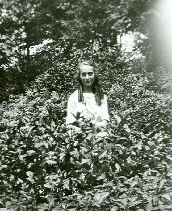 Josephine Esther "Estée" Mentzer in a garden as a child, 1919.